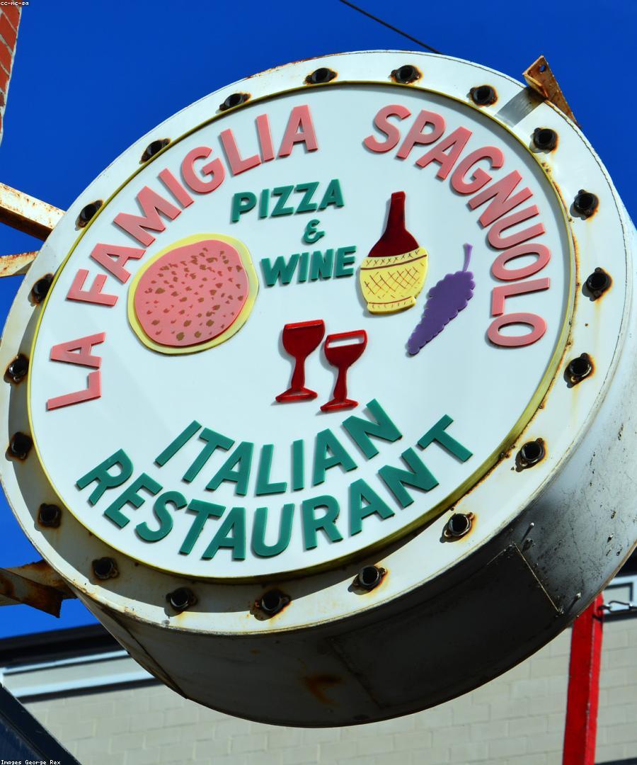 Teglia di pizza al taglio appena sfornata sul bancone della Pizzeria Il Testo