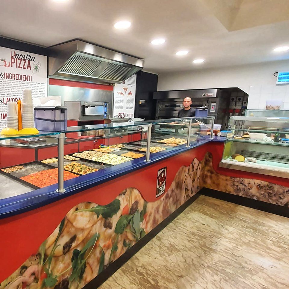 Interno della Pizzeria Il Testo con il bancone e i forni