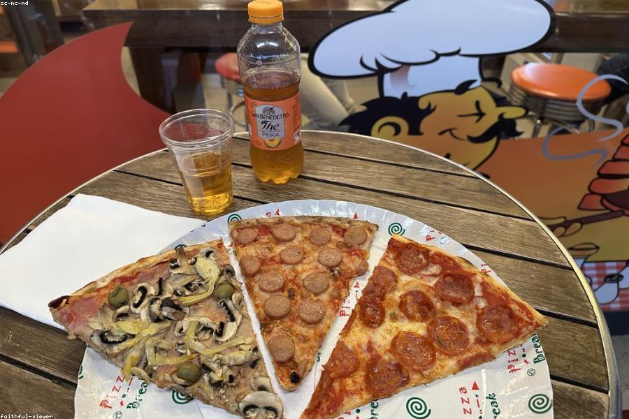 Interno della Pizzeria Il Testo con il bancone delle teglie