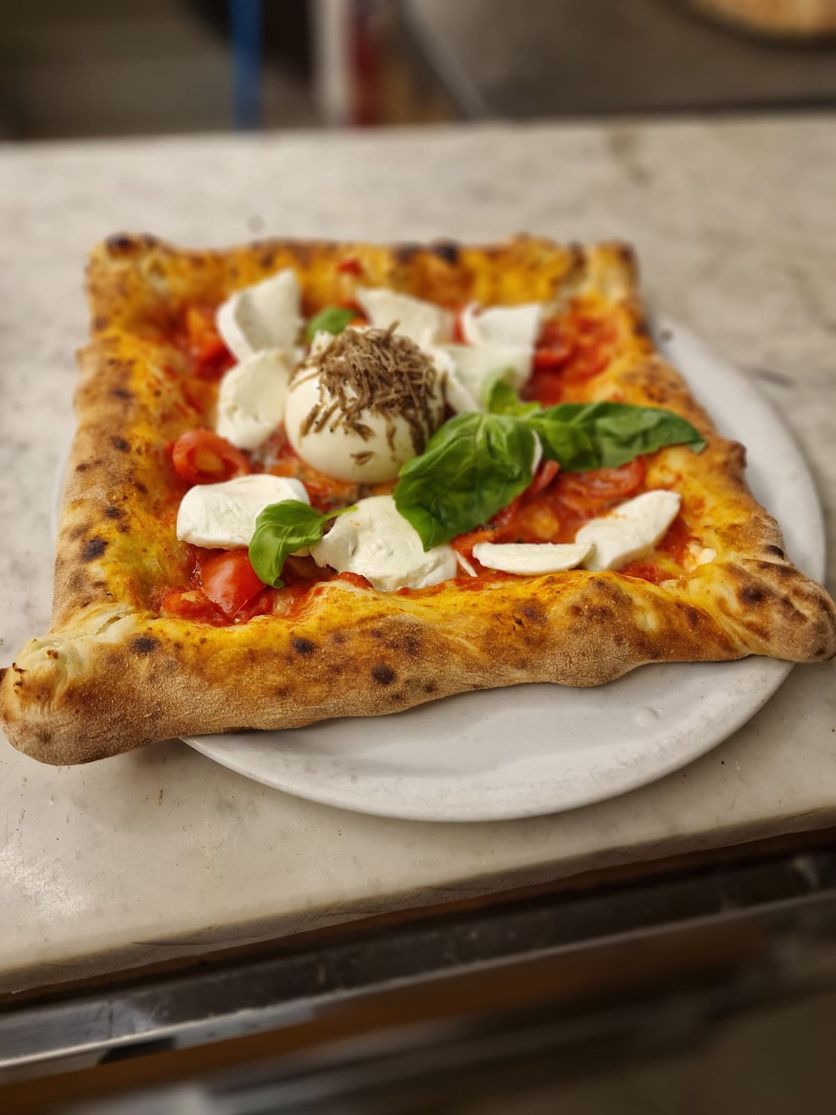 Margherita in teglia con fior di latte e basilico