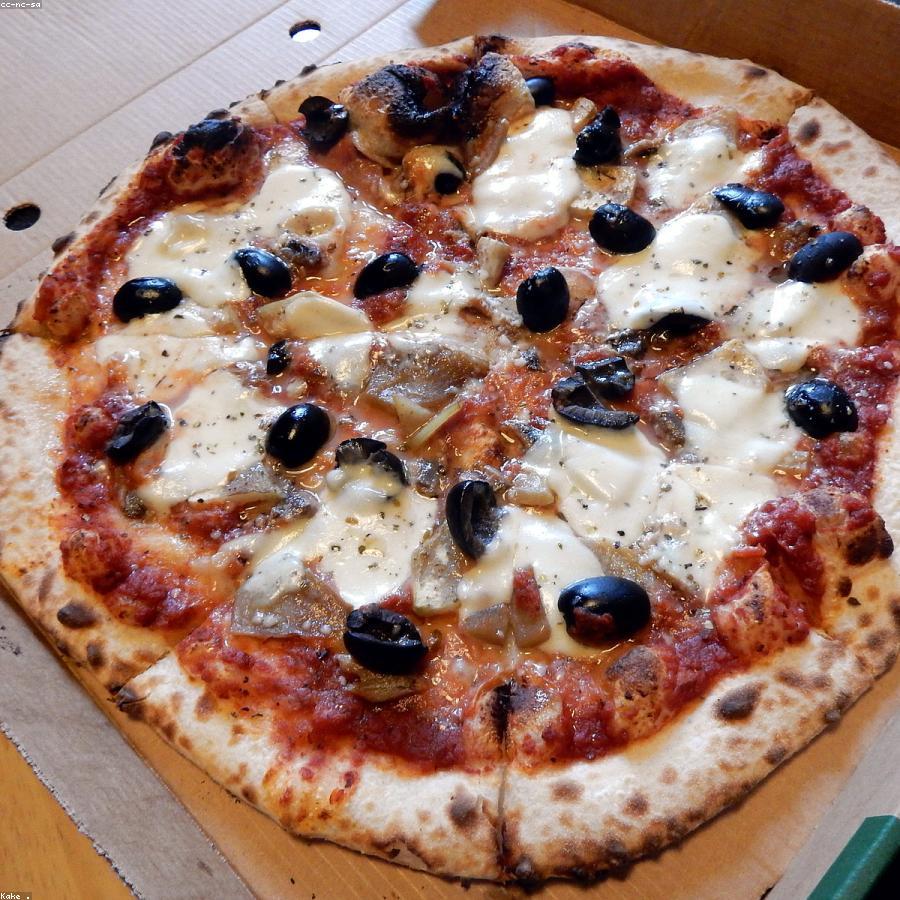 Teglia di pizza Margherita appena sfornata, primo piano